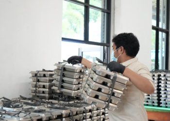 Petugas menyiapkan paket makanan bergizi gratis di Satuan Pelayanan Pemenuhan Gizi (SPPG).