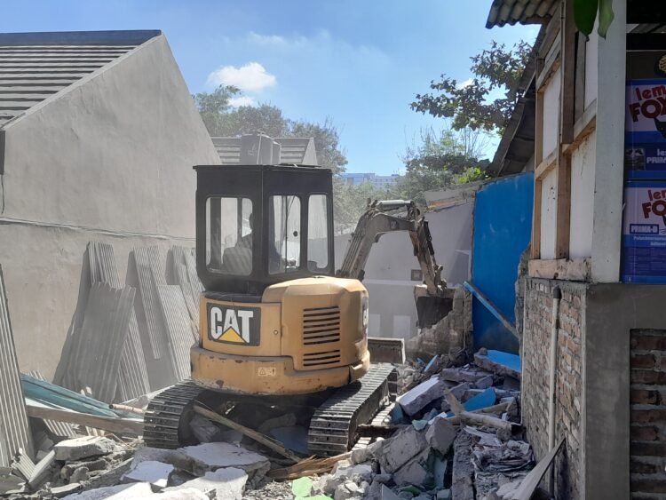 Satu unit alat berat ekscavator dikerahkan untuk membongkar bangunan liar di atas saluran irigasi di Padukuhan Sedan, Kalurahan Sariharjo, Kapanewon Ngaglik, Kabupaten Sleman, DIY, Rabu (1/7/2026).