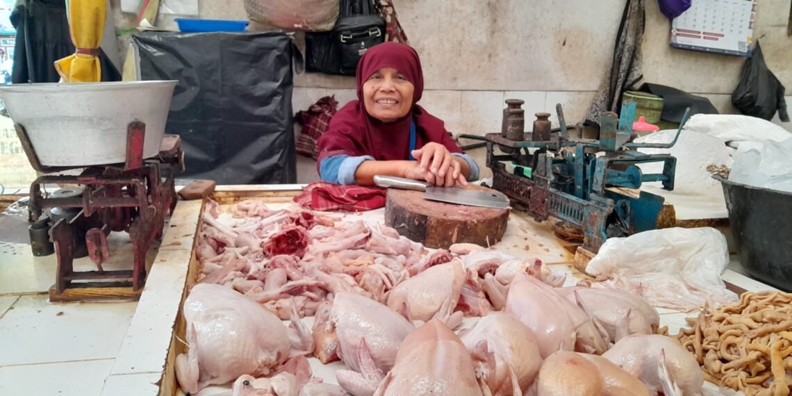 Seorang pedagang daging ayam di Pasar Kranggan Kota Yogyakarta sedang menunggu pembeli, Kamis (2/7/2026).
