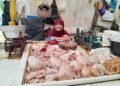 Seorang pedagang daging ayam di Pasar Kranggan Kota Yogyakarta sedang menunggu pembeli, Kamis (2/7/2026).