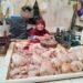 Seorang pedagang daging ayam di Pasar Kranggan Kota Yogyakarta sedang menunggu pembeli, Kamis (2/7/2026).