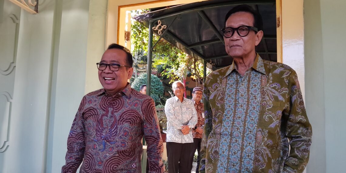 Menteri Koordinator Bidang Pembangunan Masyarakat dan Kebudayaan Republik Indonesia (Menko PMK), Pratikno (kiri), bertemu dengan Gubernur Daerah Istimewa Yogyakarta (DIY), Sri Sultan Hamengku Buwono X, di Kompleks Kepatihan Yogyakarta pada Jumat (3/7/2026).