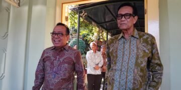 Menteri Koordinator Bidang Pembangunan Masyarakat dan Kebudayaan Republik Indonesia (Menko PMK), Pratikno (kiri), bertemu dengan Gubernur Daerah Istimewa Yogyakarta (DIY), Sri Sultan Hamengku Buwono X, di Kompleks Kepatihan Yogyakarta pada Jumat (3/7/2026).