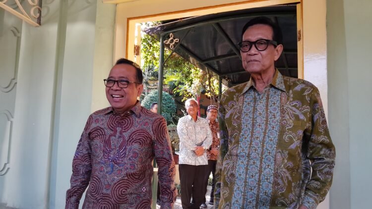 Menteri Koordinator Bidang Pembangunan Masyarakat dan Kebudayaan Republik Indonesia (Menko PMK), Pratikno (kiri), bertemu dengan Gubernur Daerah Istimewa Yogyakarta (DIY), Sri Sultan Hamengku Buwono X, di Kompleks Kepatihan Yogyakarta pada Jumat (3/7/2026).