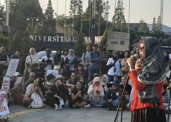 Sejumlah ibu-ibu menggelar aksi di Bundaran untuk menuntutevaluasi program prioritas pemerintah, Jumat (3/7/2026).