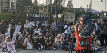Sejumlah ibu-ibu menggelar aksi di Bundaran untuk menuntutevaluasi program prioritas pemerintah, Jumat (3/7/2026).