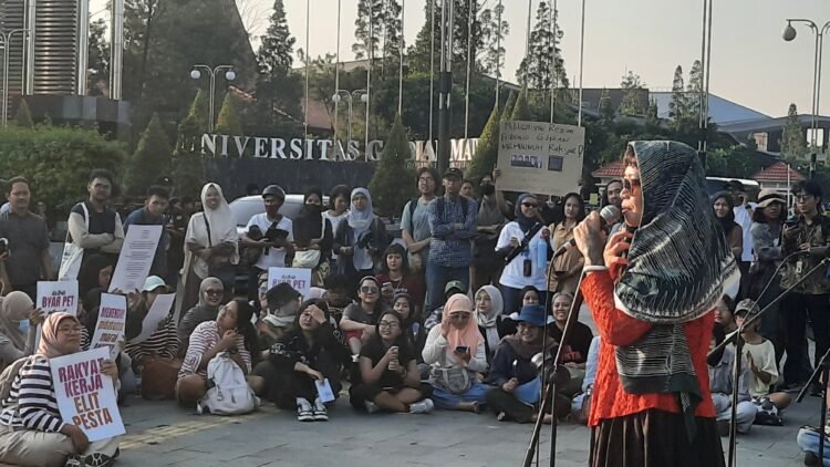 Sejumlah ibu-ibu menggelar aksi di Bundaran untuk menuntutevaluasi program prioritas pemerintah, Jumat (3/7/2026).
