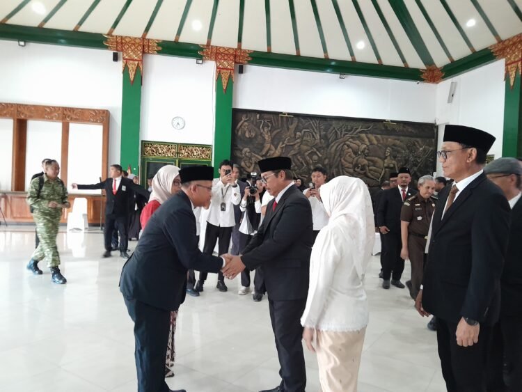 Wali Kota Yogyakarta, Hasto Wardoyo, dan jajarannya memberikan ucapan selamat kepada Budi Santosa Asrori yang dilantik menjadi Sekda Kota Yogyakarta, pada Rabu (8/7/2026).