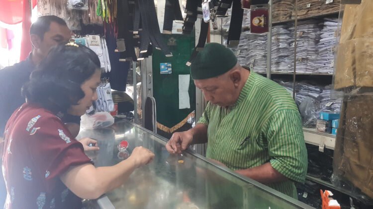Salah satu penjual perlengkapan sekolah di Jalan Ibu Ruswo, Gondomanan, Kota Yogyakarta.