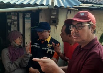 Wali Kota Yogyakarta Hasto Wardoyo saat melihat kondisi penerima bantuan bedah rumah di Kelurahan Panembahan, Keraton, Kota Yogyakarta, DIY, Minggu (12/7/2026).