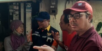 Wali Kota Yogyakarta Hasto Wardoyo saat melihat kondisi penerima bantuan bedah rumah di Kelurahan Panembahan, Keraton, Kota Yogyakarta, DIY, Minggu (12/7/2026).