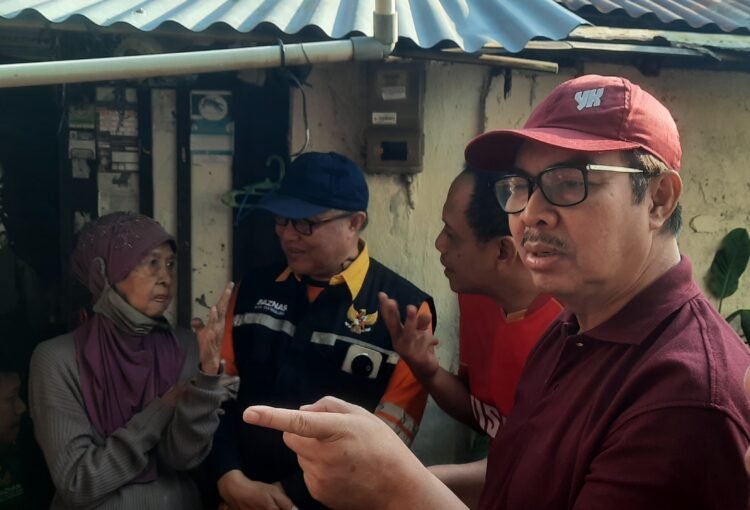 Wali Kota Yogyakarta Hasto Wardoyo saat melihat kondisi penerima bantuan bedah rumah di Kelurahan Panembahan, Keraton, Kota Yogyakarta, DIY, Minggu (12/7/2026).
