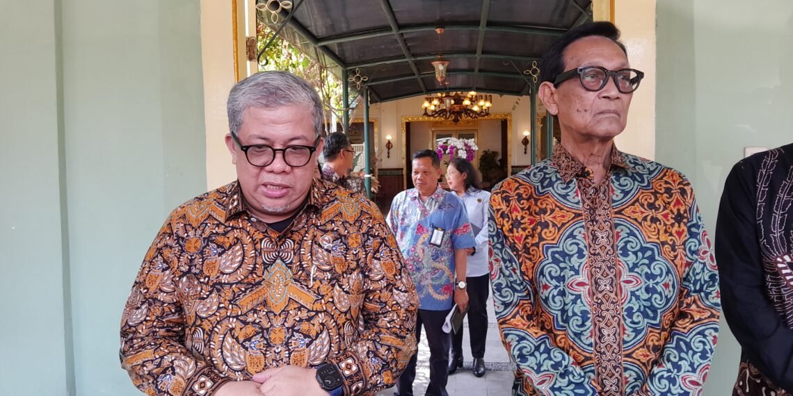 Wamen PKP, Fahri Hamzah (kiri), dan Gubernur Daerah Istimewa Yogyakarta, Sri Sultan Hamengku Buwono X, ditemui usai pertemuan di Gedhong Wilis kompleks Kantor Kepatihan DIY, pada Selasa (14/7/2026).