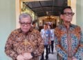 Wamen PKP, Fahri Hamzah (kiri), dan Gubernur Daerah Istimewa Yogyakarta, Sri Sultan Hamengku Buwono X, ditemui usai pertemuan di Gedhong Wilis kompleks Kantor Kepatihan DIY, pada Selasa (14/7/2026).