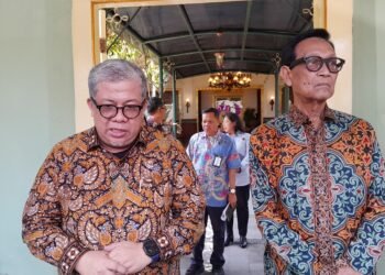 Wamen PKP, Fahri Hamzah (kiri), dan Gubernur Daerah Istimewa Yogyakarta, Sri Sultan Hamengku Buwono X, ditemui usai pertemuan di Gedhong Wilis kompleks Kantor Kepatihan DIY, pada Selasa (14/7/2026).