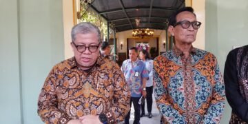 Wamen PKP, Fahri Hamzah (kiri), dan Gubernur Daerah Istimewa Yogyakarta, Sri Sultan Hamengku Buwono X, ditemui usai pertemuan di Gedhong Wilis kompleks Kantor Kepatihan DIY, pada Selasa (14/7/2026).