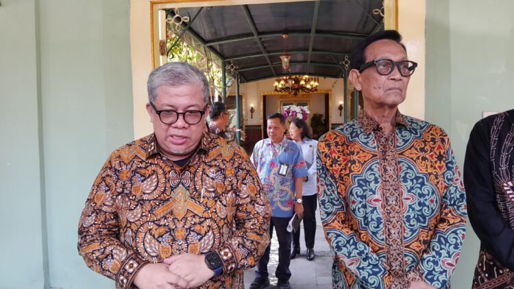 Wamen PKP, Fahri Hamzah (kiri), dan Gubernur Daerah Istimewa Yogyakarta, Sri Sultan Hamengku Buwono X, ditemui usai pertemuan di Gedhong Wilis kompleks Kantor Kepatihan DIY, pada Selasa (14/7/2026).