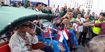 Menteri Keuangan RI, Purbaya Yudhi Sadewa, dan Gubernur DIY, Sri Sultan Hamengku Buwono X, berkeliling Alun-alun Selatan Kota Yogyakarta menggunakan becak kayuh listrik wisata (Bekalista), Kamis (16/7/2026).