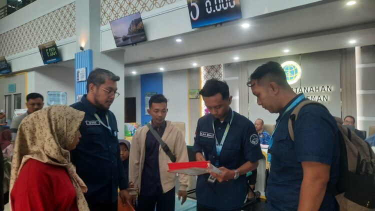 Kuasa Hukum ahli waris almarhum Komaridin mendatangi Kantor Pertanahan ATR/BPN Sleman untuk meminta salinan warkah, Jumat (17/8/2026).