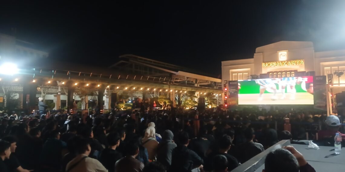 Suasana gelaran nobar pertandingan final Piala Dunia Argentina vs Spanyol di halaman timur Stasiun Yogyakarta, pada Senin (20/7/2026) dini hari.