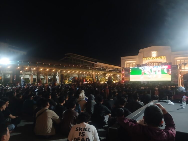 Suasana gelaran nobar pertandingan final Piala Dunia Argentina vs Spanyol di halaman timur Stasiun Yogyakarta, pada Senin (20/7/2026) dini hari.