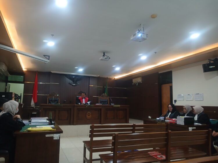Suasana sidang praperadilan kasus dugaan korupsi hibah pariwisata Sleman dengan agenda pembacaan Replik Termohon dan penyerahan surat-surat alat bukti di Pengadilan Negeri Sleman, Rabu (22/7/2026).