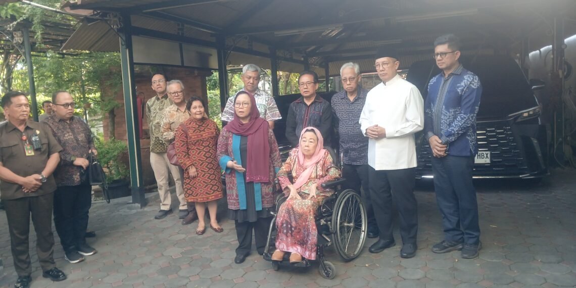 Istri mendiang Presiden ke-4 Republik Indonesia Abdurrahman Wahid (Gus dur), Sinta Nuriyah Abdurrahman Wahid, didampingi putri sulung Gusdur, Alissa Q Wahid, dan sejumlah tokoh Gerakan Nurani Bangsa ditemui usai berdialog dengan Sri Sultan HB X di Keraton Kilen, Kota Yogyakarta, Kamis (23/7/2026).