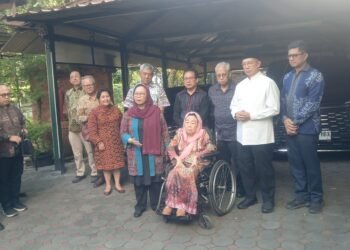 Istri mendiang Presiden ke-4 Republik Indonesia Abdurrahman Wahid (Gus dur), Sinta Nuriyah Abdurrahman Wahid, didampingi putri sulung Gusdur, Alissa Q Wahid, dan sejumlah tokoh Gerakan Nurani Bangsa ditemui usai berdialog dengan Sri Sultan HB X di Keraton Kilen, Kota Yogyakarta, Kamis (23/7/2026).