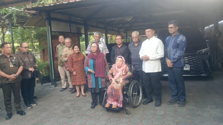 Istri mendiang Presiden ke-4 Republik Indonesia Abdurrahman Wahid (Gus dur), Sinta Nuriyah Abdurrahman Wahid, didampingi putri sulung Gusdur, Alissa Q Wahid, dan sejumlah tokoh Gerakan Nurani Bangsa ditemui usai berdialog dengan Sri Sultan HB X di Keraton Kilen, Kota Yogyakarta, Kamis (23/7/2026).