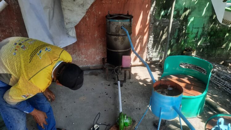 Pengolahan sampah perolisis memanfaatkan minyak jelantah di Bank Sampah Berlian, Tompeyan, Kota Yogyakarta, Minggu (26/7/2026).