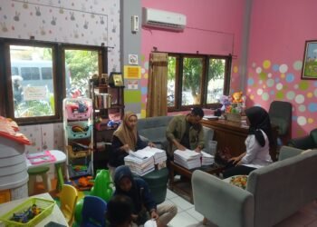 Penyidik Unit PPA Satreskrim Polresta Yogyakarta sedang mengecek berkas perkara kasus kekerasan anak Daycare Little Aresha, di ruangannya pada Selasa (28/7/2026).