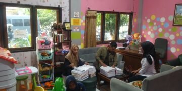 Penyidik Unit PPA Satreskrim Polresta Yogyakarta sedang mengecek berkas perkara kasus kekerasan anak Daycare Little Aresha, di ruangannya pada Selasa (28/7/2026).