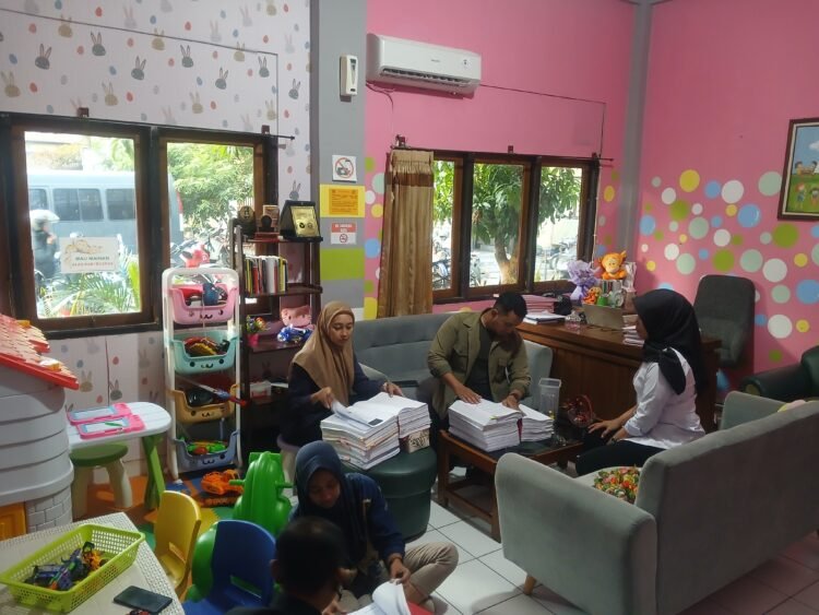 Penyidik Unit PPA Satreskrim Polresta Yogyakarta sedang mengecek berkas perkara kasus kekerasan anak Daycare Little Aresha, di ruangannya pada Selasa (28/7/2026).