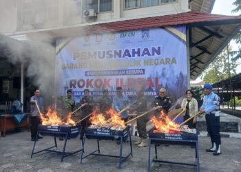 Satpol PP Daerah Istimewa Yogyakarta (DIY) bersama Bea Cukai Yogyakarta memusnahkan sebanyak 412.119 batang atau 700 kilogram rokok ilegal, pada Selasa (28/7/2026).