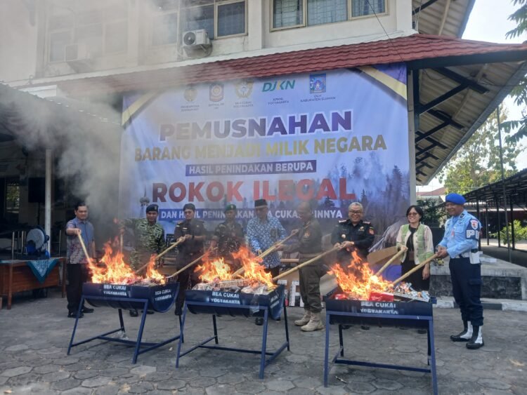 Satpol PP Daerah Istimewa Yogyakarta (DIY) bersama Bea Cukai Yogyakarta memusnahkan sebanyak 412.119 batang atau 700 kilogram rokok ilegal, pada Selasa (28/7/2026).
