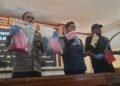Polisi menunjukkan barang bukti aksi remaja menggunakan senjata tajam saat mengendarai motor untuk konten di Jalan Prambanan-Piyungan, Bokoharjo, Prambanan, Sleman, DIY, Jumat (31/7/2026).