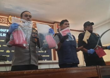 Polisi menunjukkan barang bukti aksi remaja menggunakan senjata tajam saat mengendarai motor untuk konten di Jalan Prambanan-Piyungan, Bokoharjo, Prambanan, Sleman, DIY, Jumat (31/7/2026).