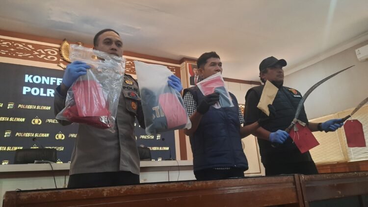 Polisi menunjukkan barang bukti aksi remaja menggunakan senjata tajam saat mengendarai motor untuk konten di Jalan Prambanan-Piyungan, Bokoharjo, Prambanan, Sleman, DIY, Jumat (31/7/2026).