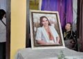 Foto dr. Icha Pakaenoni di rumah duka.