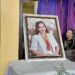 Foto dr. Icha Pakaenoni di rumah duka.