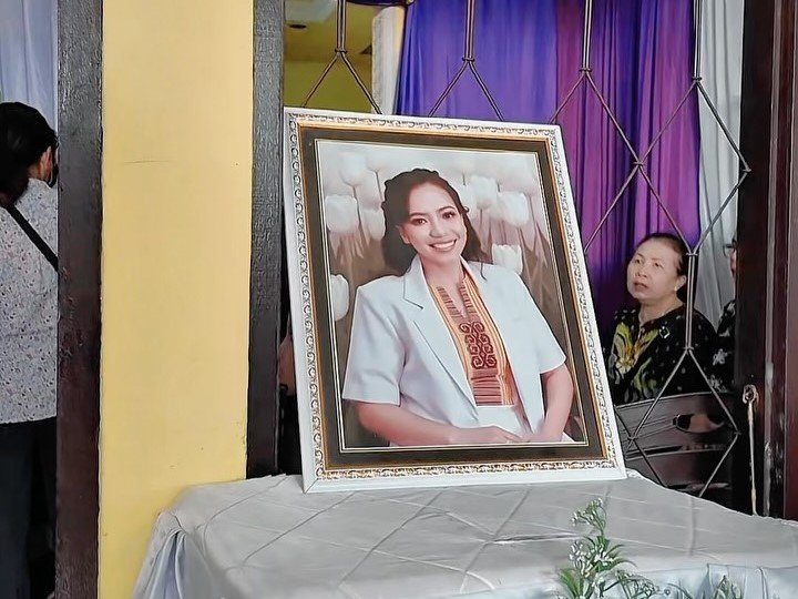 Foto dr. Icha Pakaenoni di rumah duka.