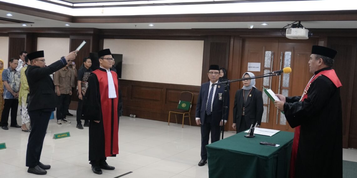 Momen Andi Saputra kala diambil sumpah jabatan dan hakim Ad Hoc tindak pidana korupsi di Pengadilan Negeri Jakarta Pusat pada 30 April 2025 lalu. Namanya belakangan jadi sorotan setelah menjadi satu-satunya yang menolak vonis untuk eks Mendikbudristek Nadiem Makarim dalam kasus dugaan korupsi Chromebook