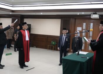 Momen Andi Saputra kala diambil sumpah jabatan dan hakim Ad Hoc tindak pidana korupsi di Pengadilan Negeri Jakarta Pusat pada 30 April 2025 lalu. Namanya belakangan jadi sorotan setelah menjadi satu-satunya yang menolak vonis untuk eks Mendikbudristek Nadiem Makarim dalam kasus dugaan korupsi Chromebook
