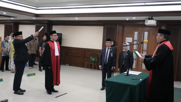 Momen Andi Saputra kala diambil sumpah jabatan dan hakim Ad Hoc tindak pidana korupsi di Pengadilan Negeri Jakarta Pusat pada 30 April 2025 lalu. Namanya belakangan jadi sorotan setelah menjadi satu-satunya yang menolak vonis untuk eks Mendikbudristek Nadiem Makarim dalam kasus dugaan korupsi Chromebook