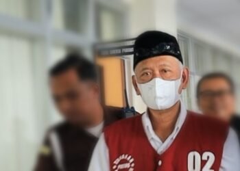 Mantan Jagabaya Kalurahan Condongcatur dibawa oleh anggota Kejaksaan Tinggi (Kejati) DIY usai ditetapkan menjadi tersangka penyalahgunaan Tanah Kas Desa di Padukuhan Pringwulung bersama mantan Lurah Condoncatur berinisial R, Selasa (30/6/2026).