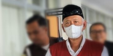 Mantan Jagabaya Kalurahan Condongcatur dibawa oleh anggota Kejaksaan Tinggi (Kejati) DIY usai ditetapkan menjadi tersangka penyalahgunaan Tanah Kas Desa di Padukuhan Pringwulung bersama mantan Lurah Condoncatur berinisial R, Selasa (30/6/2026).