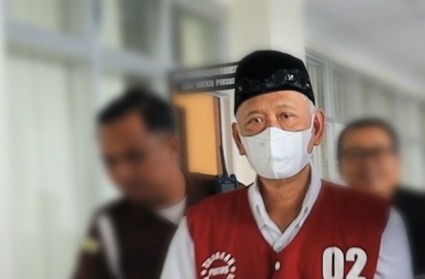 Mantan Jagabaya Kalurahan Condongcatur dibawa oleh anggota Kejaksaan Tinggi (Kejati) DIY usai ditetapkan menjadi tersangka penyalahgunaan Tanah Kas Desa di Padukuhan Pringwulung bersama mantan Lurah Condoncatur berinisial R, Selasa (30/6/2026).