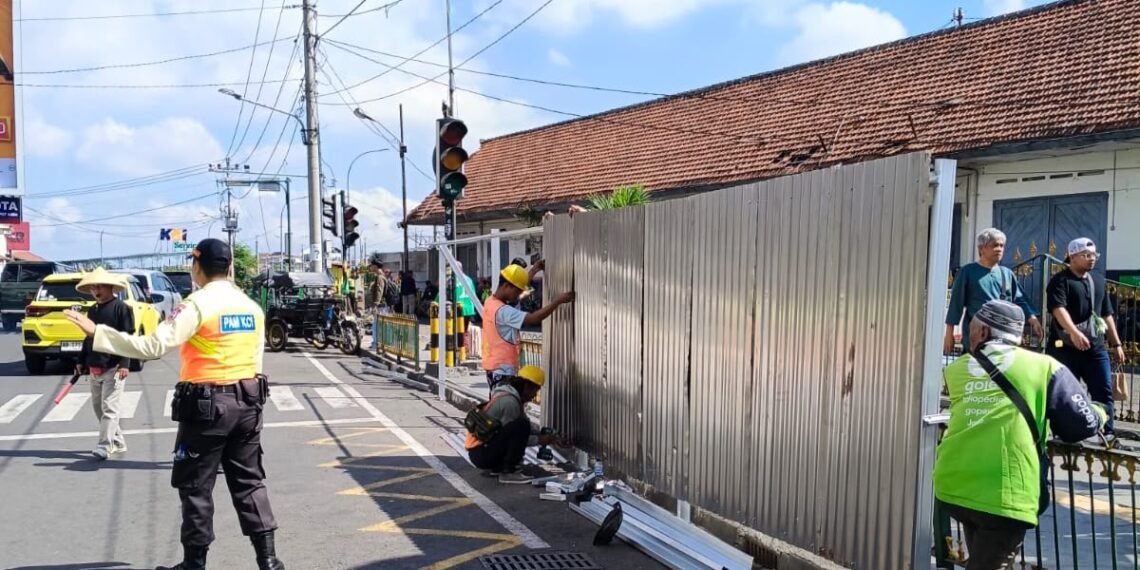 Petugas gabungan Satpol PP hingga PT KAI Daop 6 Yogyakarta melakukan sterilisasi sisi selatan Stasiun Yogyakarta dari kios-kios liar dan lapak pedagang kaki lima tak berizin, Rabu (1/7/2026).