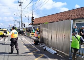 Petugas gabungan Satpol PP hingga PT KAI Daop 6 Yogyakarta melakukan sterilisasi sisi selatan Stasiun Yogyakarta dari kios-kios liar dan lapak pedagang kaki lima tak berizin, Rabu (1/7/2026).
