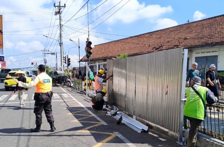 Petugas gabungan Satpol PP hingga PT KAI Daop 6 Yogyakarta melakukan sterilisasi sisi selatan Stasiun Yogyakarta dari kios-kios liar dan lapak pedagang kaki lima tak berizin, Rabu (1/7/2026).